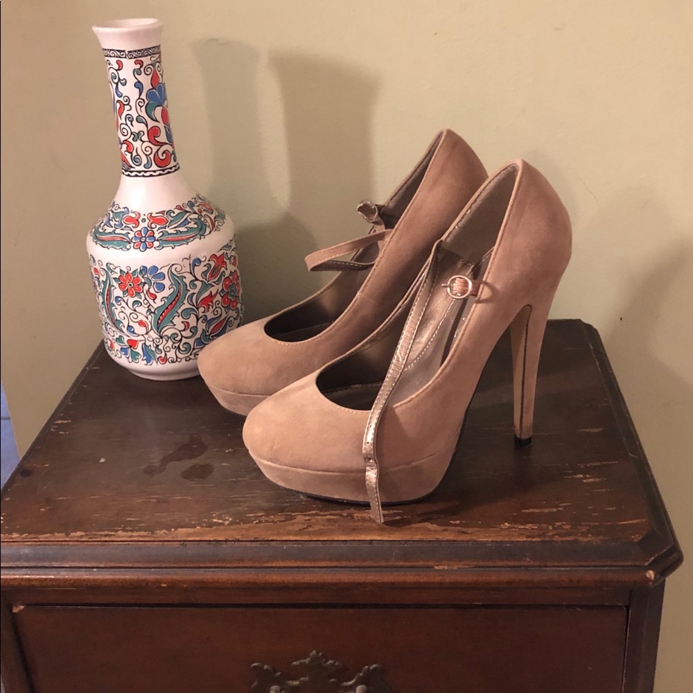 Like New- Traffic Tan Pumps - Size 8